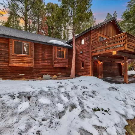 Beautiful Mountain Lake House in Kingswood Estates with Hot Tub and Pool Table