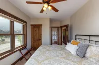 Private Hot Tub, Walk to Main St, Close to Ski Resorts, Incredible Views