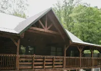 Fall Foliage Riverfront Cabin w/Hot Tub, King Bed, EV & Firepit & Mountain Views - 마운틴 뷰