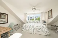 Banana Wind at Truman Annex - 2 Bed / 2.5-Bath Condo w/ Shared Pool & Parking - Bungalows