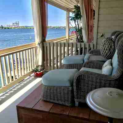 Adorable waterfront condo, private docks, and bring the dog! Others
