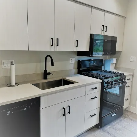 Outlaw Inn Unit 3. MODERN, newly remodeled unit, STEPS from Main Street!