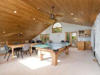 Manor on the River,  5,000 SQFT, Hot Tub & Kayaks Hotels in Champlin