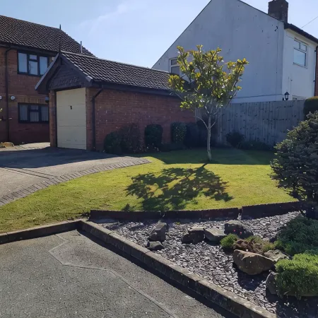 5 minute walk to beach, quite cul-de-sac location, parking for 3 cars