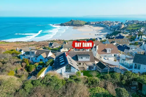 Stunning 5 Bedroom Holiday Home, with Amazing Sea Views, Garden and Parking - balcony