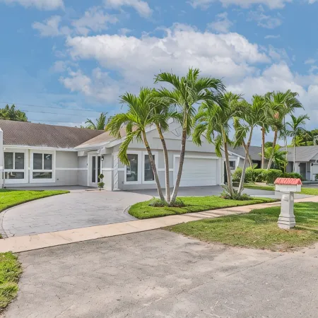 Spacious 4 bedrooms, 2 bathroom house with pool