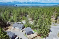 Clean & Cosy 3-bedroom house with hot tub in Stateline, close to Heavenly - 4-Star