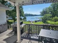 Lake Front home Sleeps 10 Overlooking deck for perfect lake views & a coffee bar - Homestays