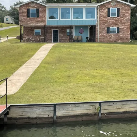 Cozy 2-bedroom apartment in welcoming Abbeville with AC, WiFi