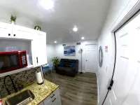 Summer Breezes Holiday: A Charming Suite Near Florida's Best Beaches - Wifi