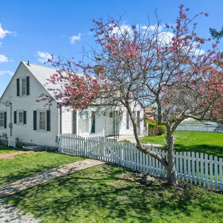 Entire house in Speedway! Pool~Big Yard~King Beds