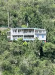 Newly-updated, spacious, private foot path to beachfront, stunning ocean views Hotels in 