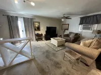 Cozy studio cottage in enchanting Lake Charles with AC, WiFi.