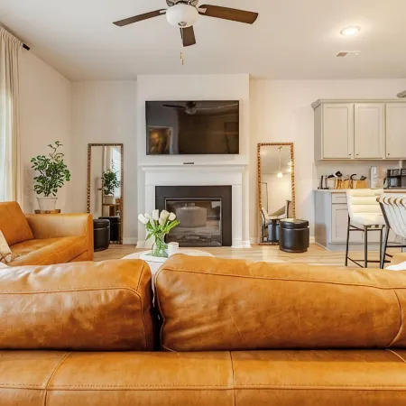 Breathtaking 4Bd Townhome, 12 Mins from Airport, 25 Mins from World Cup Stadium!