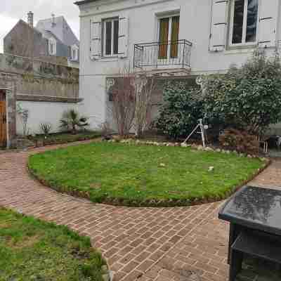 Newly renovated apartment in manor house, very close to town center Hotel Exterior