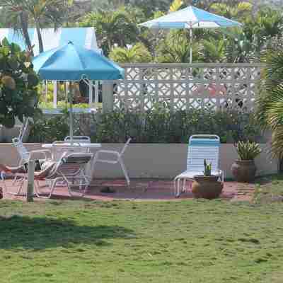 Cozy Romantic Bungalow — 3 min walk to the beach, in front of the golf course! Hotel Exterior