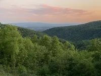 Lazy Bear Cottage with Beautiful view and Fiber Internet! Hotels in Johnson County