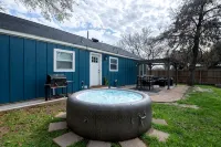 The Blue Bungalow- A NEW Listing!! - 방갈로