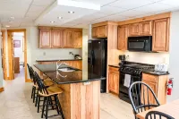 Ski in/Ski out 2 Bedroom Directly on Grammy Jay Run
