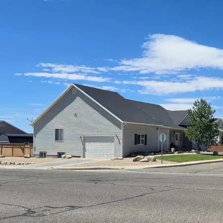 Cedar City, Basement Apartment. Five minutes from the I-15. Pet, family friendly