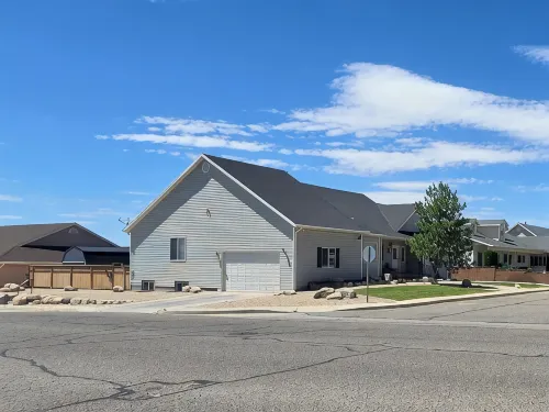Cedar City, Basement Apartment. Five minutes from the I-15. Pet, family friendly