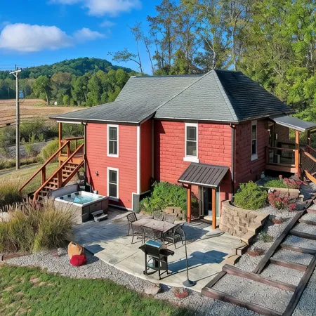 Brown Co, Hot Tub, King Bed, Sleeps 10, Bumper Pool, 5 Smart TVs Firepit, Grill