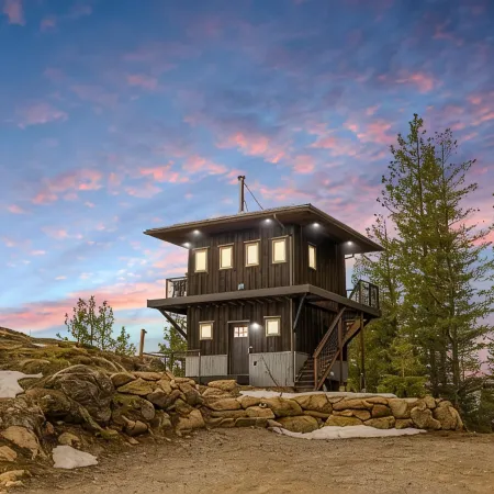 Escape to Serenity: Lookout Tower with Hot Tub, near Schweitzer and Pet-Friendly