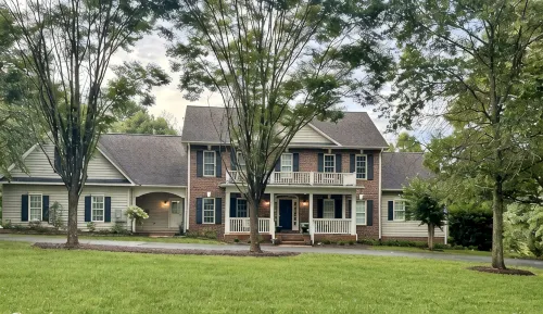Blue Door Guesthouse – Gorgeous & Spacious 2Br/2BA Pool-Level Retreat