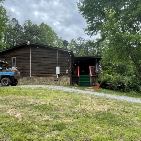 The Bears Den is a quiet cabin 30 miles from Gatlinburg and Pigeon Forge, TN.