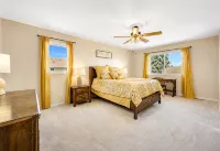 5Br Group Getaway, Backyard Games + Patio - Homestays