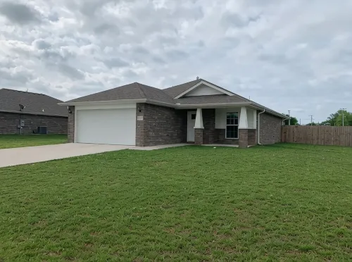 MODERN HOME - firepit & fenced in backyard! - 4-Star