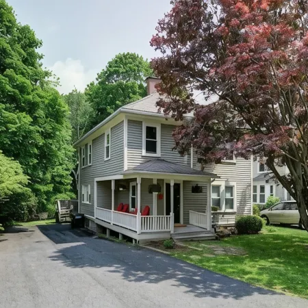 Colonial House, w/Yard,7min walk to Downtown Lenox