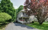 Colonial House, w/Yard,7min walk to Downtown Lenox