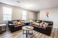 Grand Park, Westfield, Space For Entire Team, Sleeps 30 comfortably. Unit B - Homestays