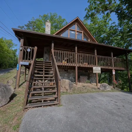 Cabin of Dreams – Bluff Mountain Views, Hot Tub & Wildlife