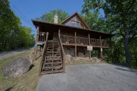 Cabin of Dreams – Bluff Mountain Views, Hot Tub & Wildlife