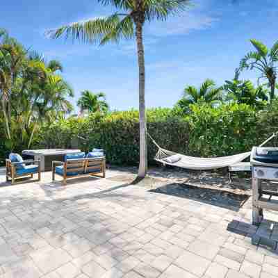 Boca Bliss: Family-Friendly Escape with Hot Tub & Grill, 1 Mile from the Beach! Hotel Exterior
