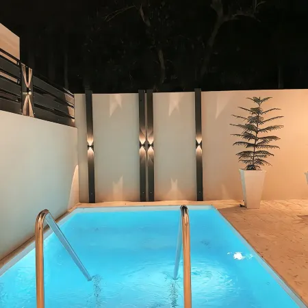 Sea Renity: Luxe Villa, Pool, 4 Min Drive to Beach