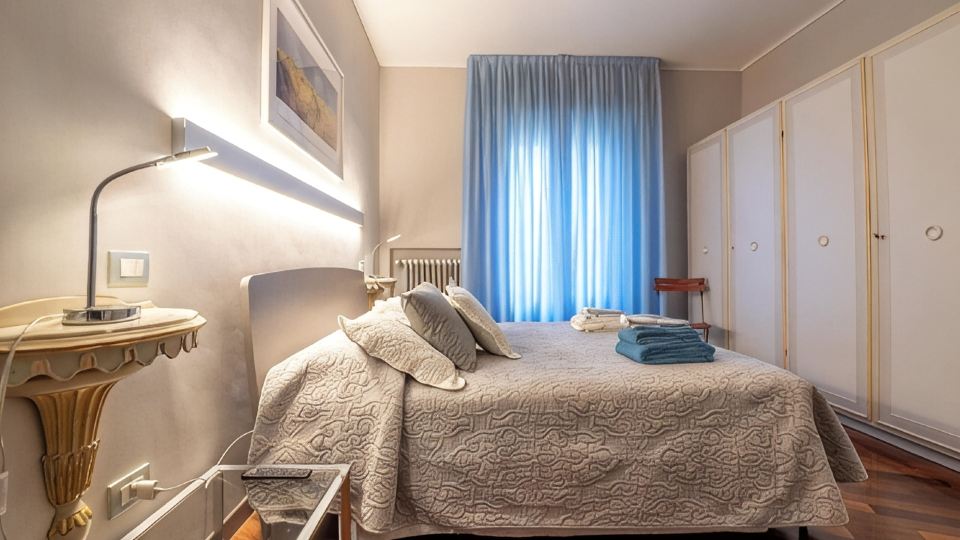 Large and bright penthouse in the heart of the city of Parma near the station
