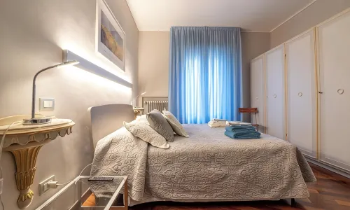 Large and bright penthouse in the heart of the city of Parma near the station - Huoneistot