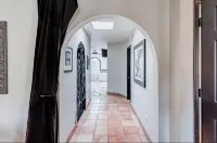 Superbly Rated-100+ Reviews. Heated Pool/Hot Tub. Pickleball Nearby. Home Office - หรู