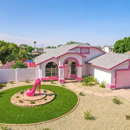 Iconic Barbie Dream House W/ Pool, Mini Golf & Fun Отели рядом с достопримечательностью «Стадион «Стейт Фарм»»