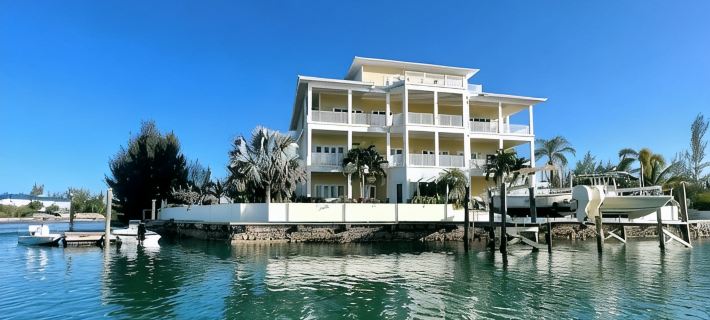 Luxury 2/2 Sleeps 6. Grand Bahama Condo w/ POOL, Boat Dock plus close to BEACH! Hotels in Freeport
