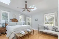Old Town Bluffton Cottage + Free Golf Cart - Fenced Yard - Downtown - Sleeps 8 - Bathtub