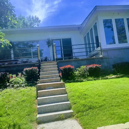 "Deja Blue" Lakeside Villa with Luxe Master Bedroom Views
