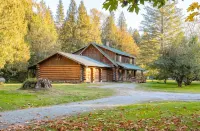 American Alps Lodge: Riverfront, Hot Tub, EV Charger, Game Room - 4성급