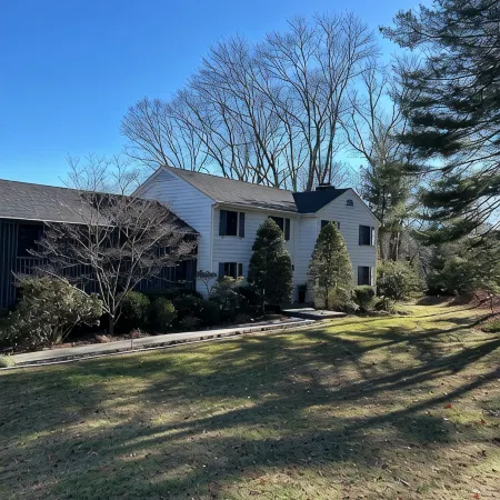 2Br, 2 King Beds, 1 BA, and Kitchenette in Lakeside Home in Greenwich.