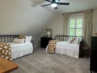 Charming Treehouse cabin with WiFi, Hot tub, Firepit in marvelous Smithville - 4-Star