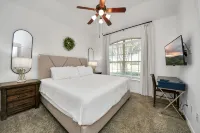 Cinco Ranch Furnished 1 Story Home, King Beds, Walking Trail, Sleeps 6+ - 4-Star