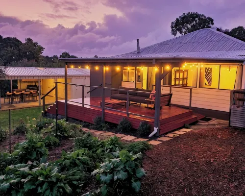 Jarrah Cottage, a Renovated Home with Spacious Block Located in Waroona. Hotels in Waroona